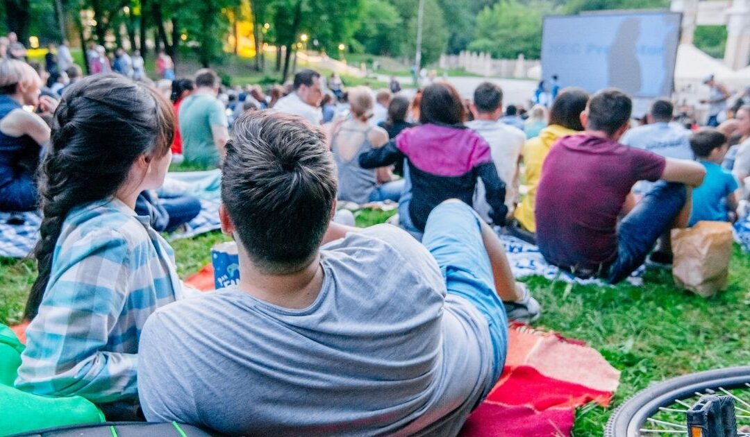 Ways to Catch a Flick Outdoors This Season